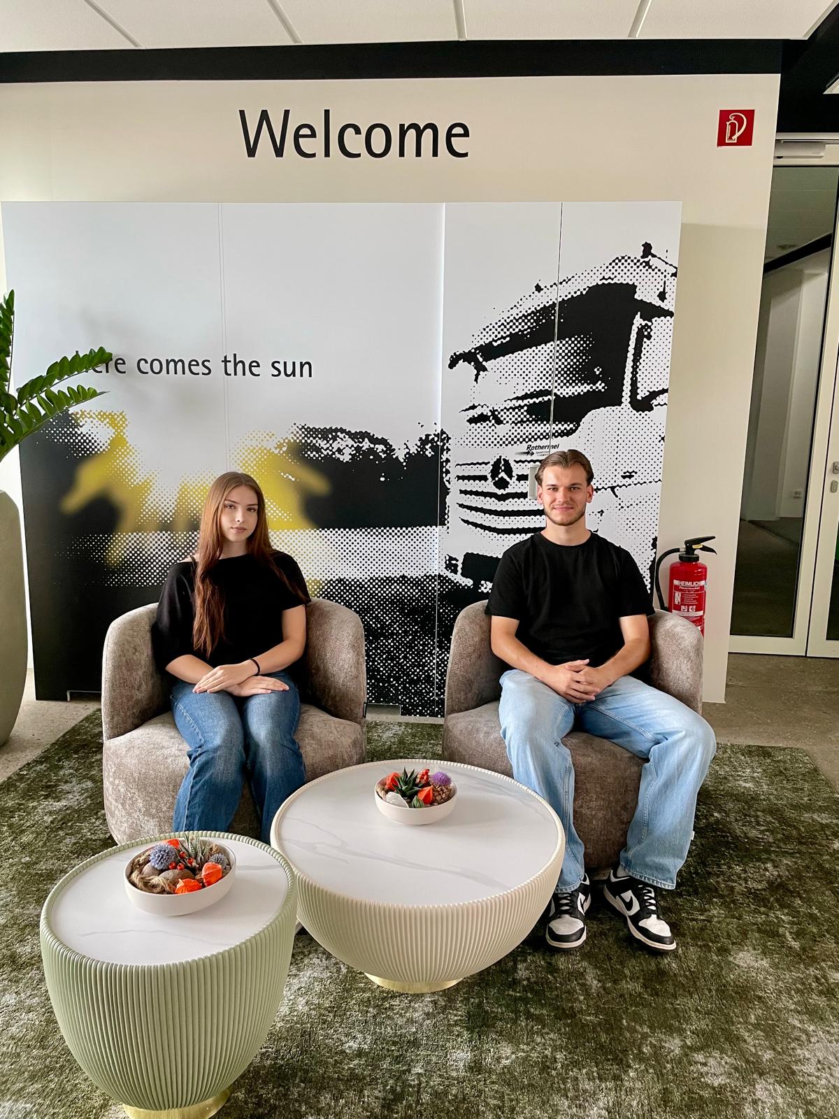 Ausbildungsstart 2026: Leon und Eva vor einem Rothermel-Lkw